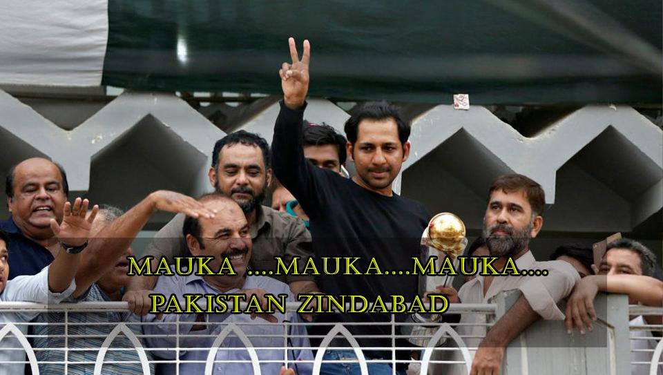 Sarfraz-Ahmed-with-Trophy-in-Pakistan-(1)