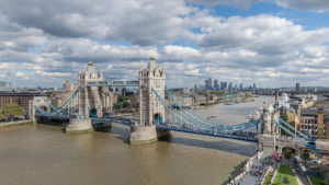 Tower_Bridge_from_London_City_Hall_2015