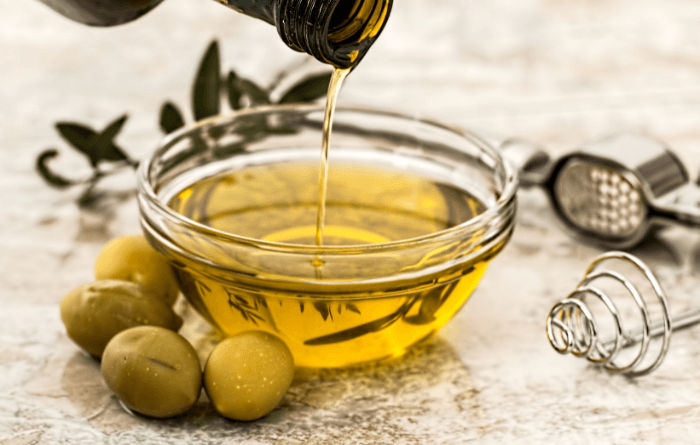 10 Delicious Heart-Healthy Foods to Incorporate into Your Diet
Olive oil 
readersride.com